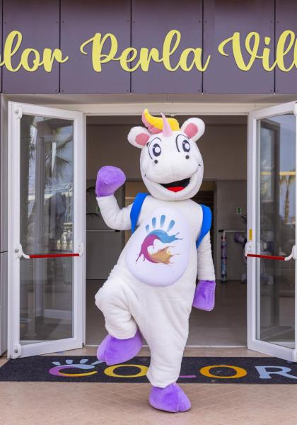 Mascotte colorata davanti all'ingresso del Color Perla Village.