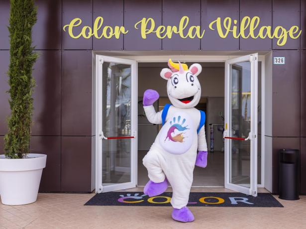 Mascotte colorata davanti all'ingresso del Color Perla Village.