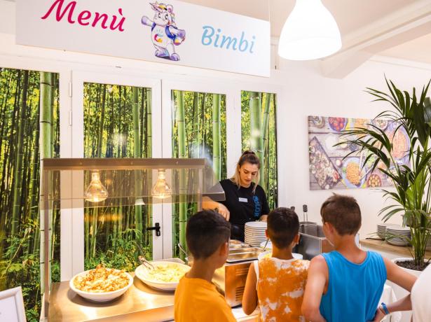 Buffet pour enfants avec des pâtes.