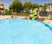 Piscina per bambini con giochi gonfiabili e decorazioni marine.