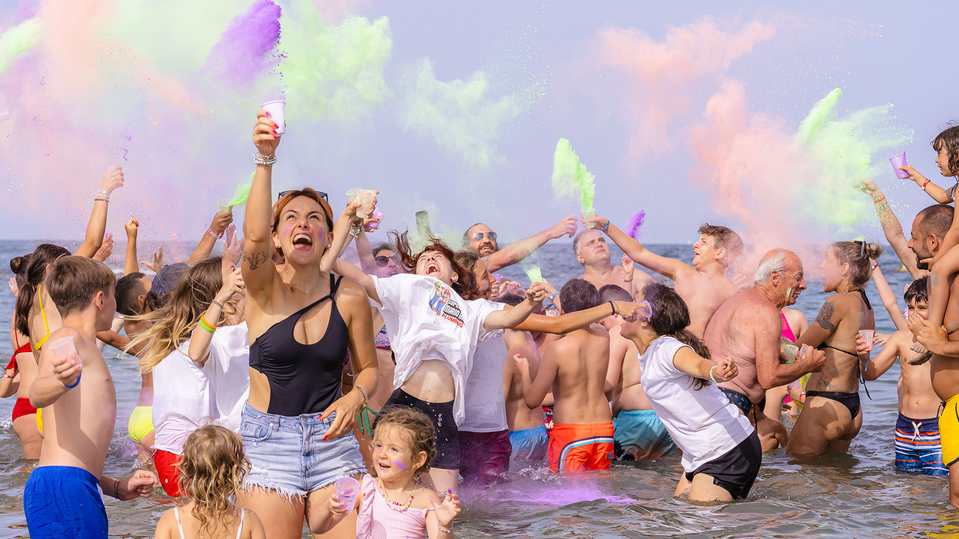 Famiglia gioca e colora insieme in un vivace ambiente per bambini.