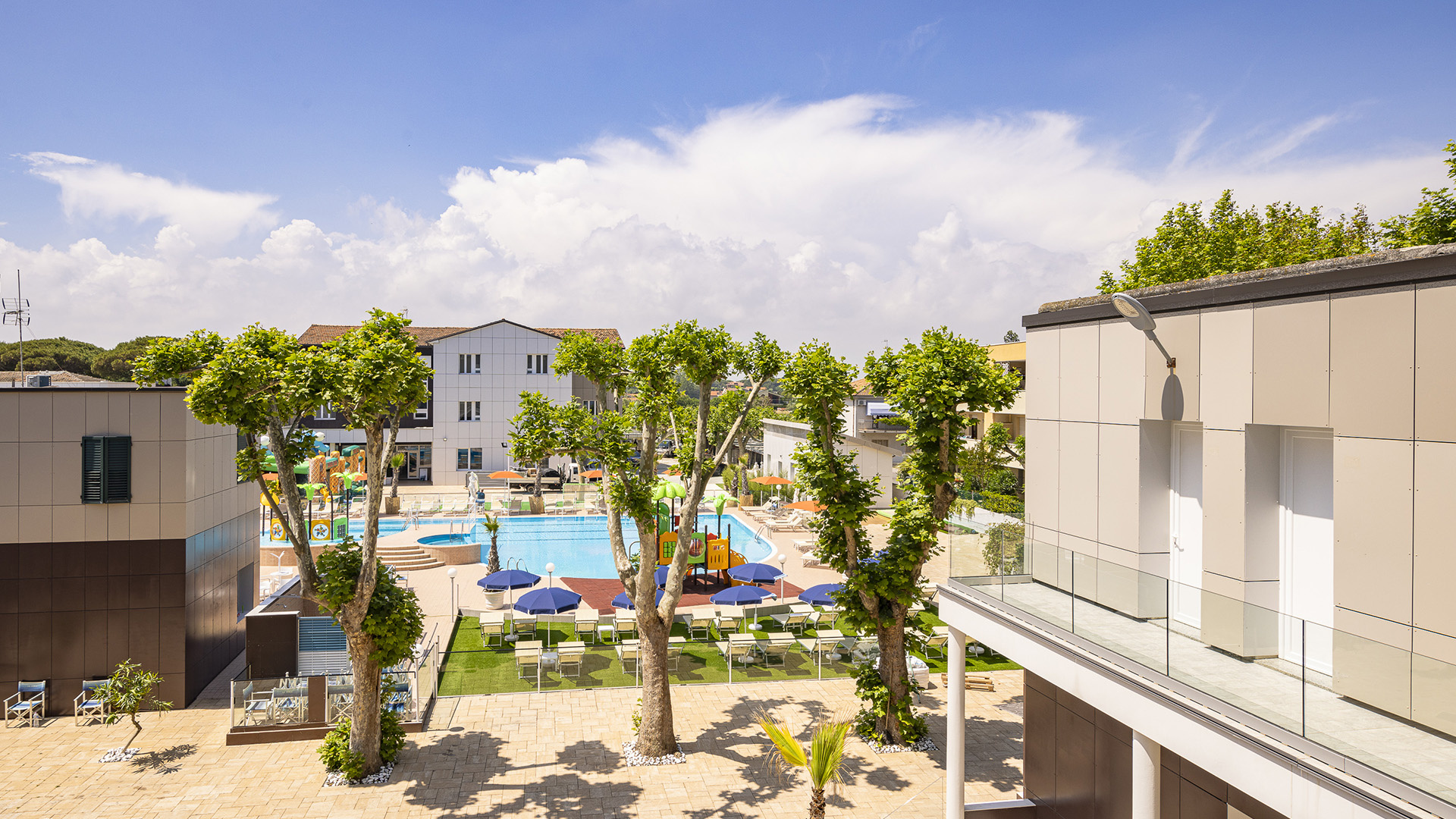 Piscina per bambini con giochi e gonfiabili in un ambiente colorato e divertente.