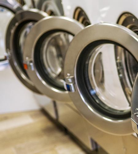 Reihe von Industriemaschinen, Sauberkeit und Ordnung in moderner Umgebung.
