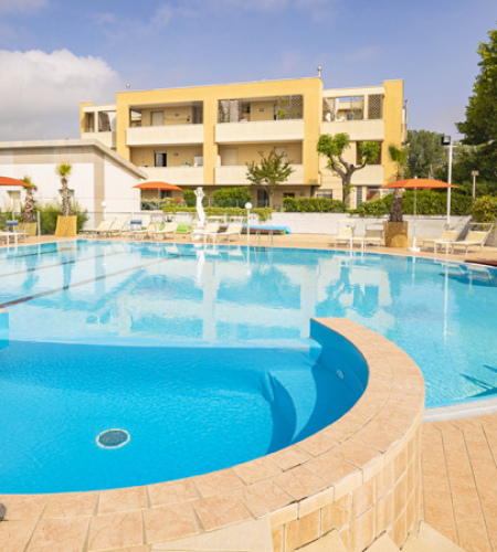 Helles Hotelpool, entspannte und urlaubsartige Atmosphäre.
