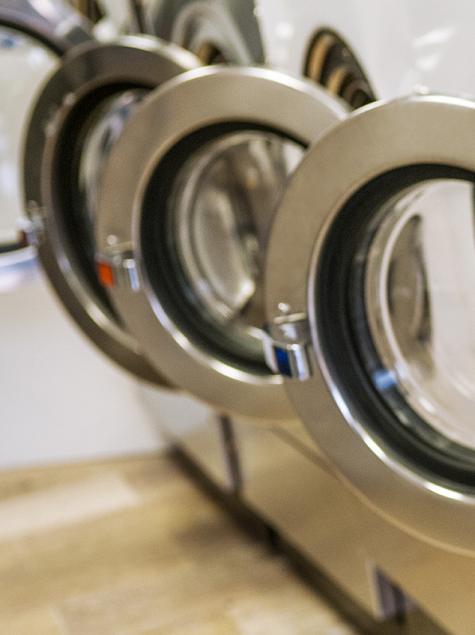 Reihe von Industriemaschinen, Sauberkeit und Ordnung in moderner Umgebung.