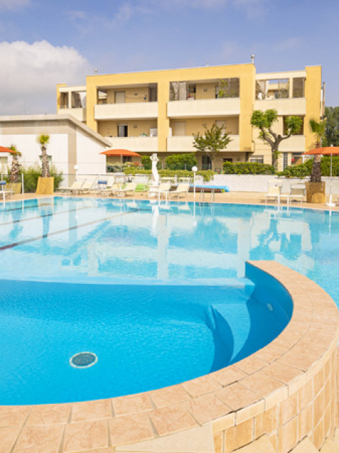 Helles Hotelpool, entspannte und urlaubsartige Atmosphäre.