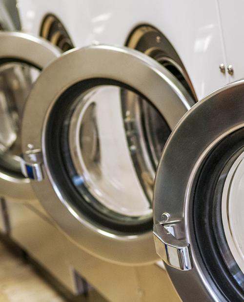 Reihe von Industriemaschinen, Sauberkeit und Ordnung in moderner Umgebung.