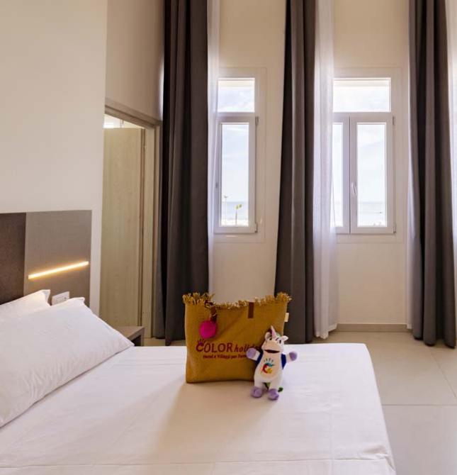 Helles Zimmer mit Meerblick, moderne Einrichtung und entspannte Atmosphäre.