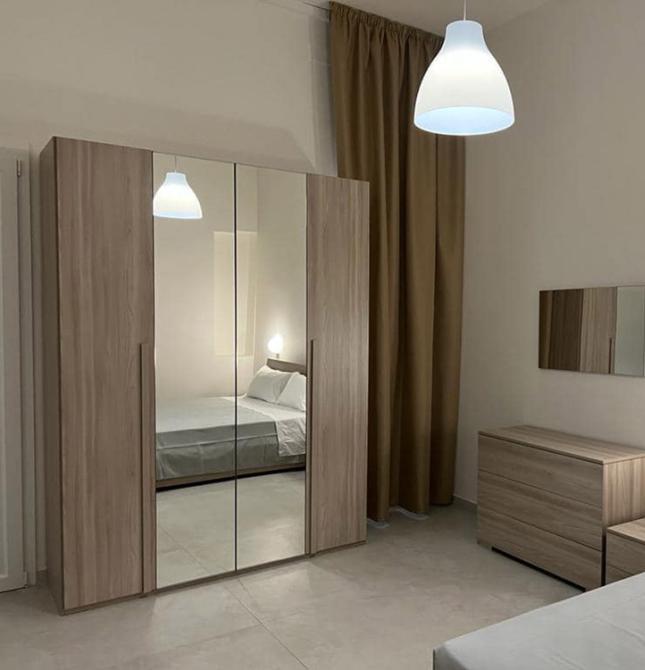 Minimalistisches, helles, gemütliches Zimmer mit modernen Möbeln und Einzelbett.