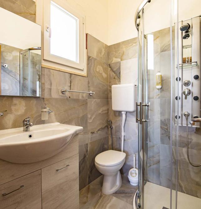 Helles, modernes Bad mit eleganter Dusche und gemütlichem Waschbecken.