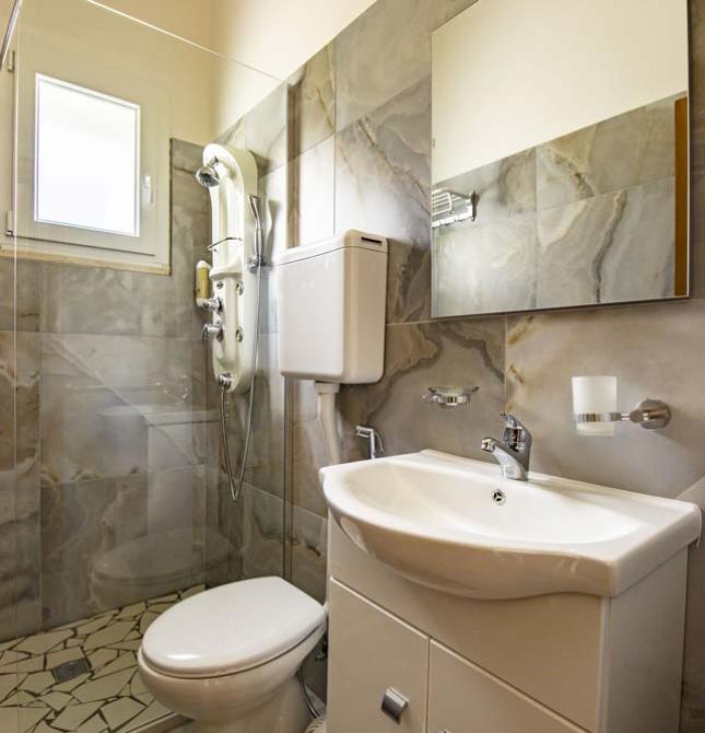 Modernes Badezimmer mit eleganten Fliesen und natürlichem Licht.