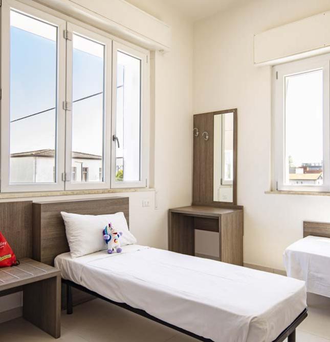 Helles, gemütliches Zimmer mit zwei Betten und Panoramafenster.