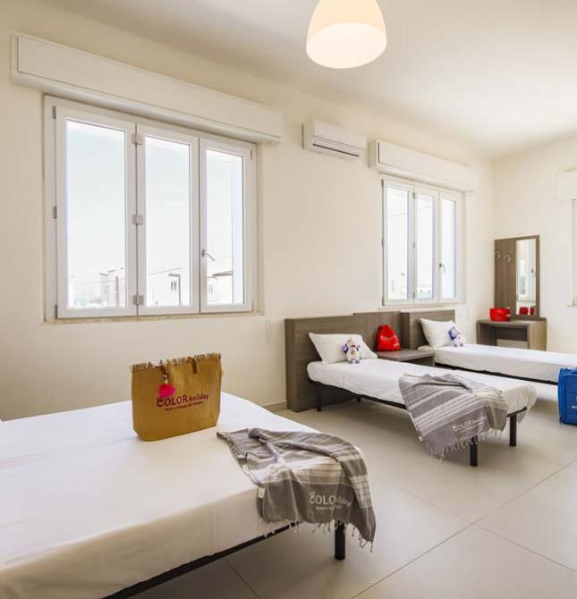Helles, einladendes Zimmer mit ordentlichen Betten und ruhiger Aussicht.