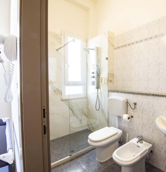Helles Badezimmer mit moderner Dusche und elegantem Design.
